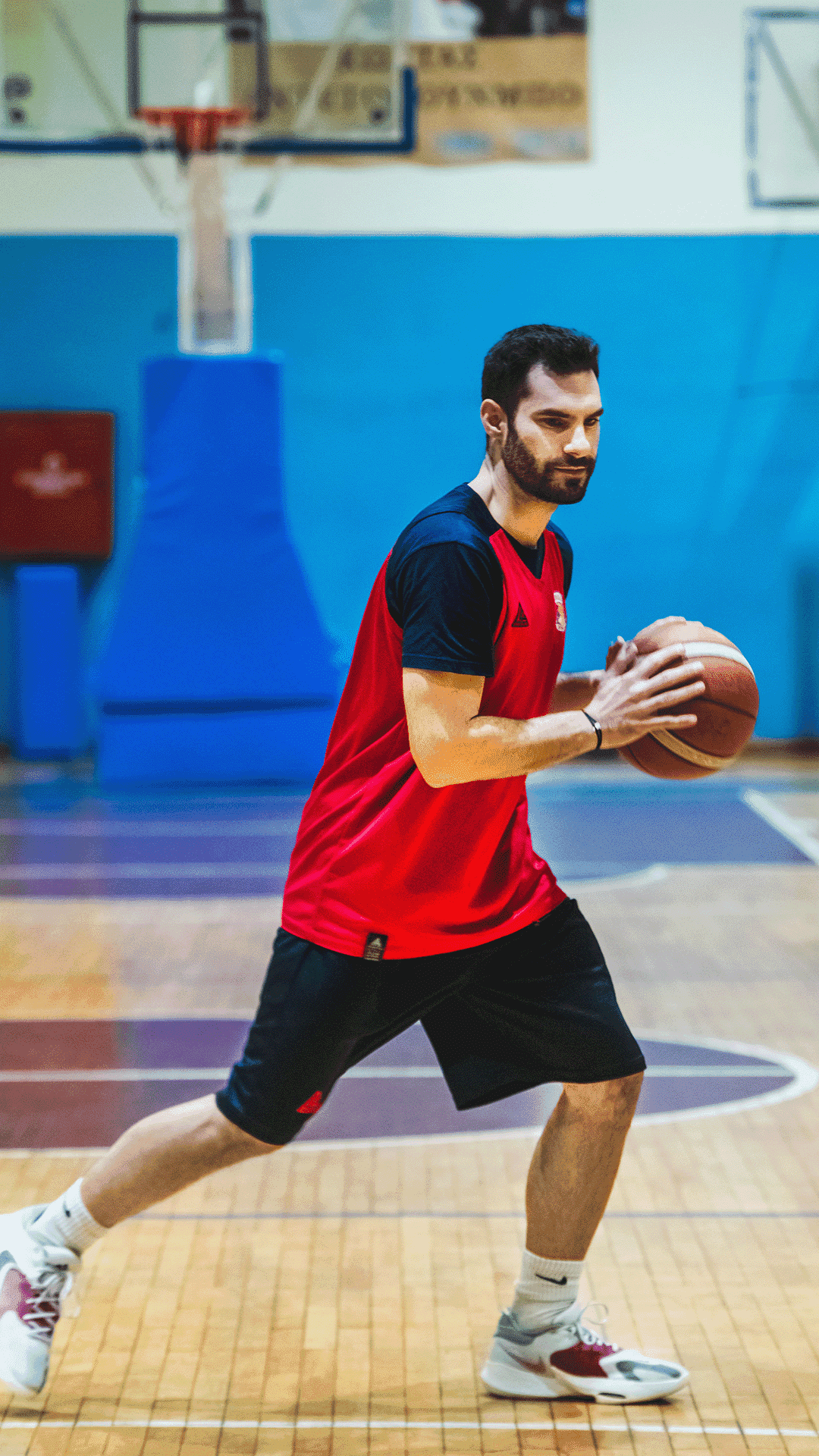 AholdDelhaize_Careers_Alfa Beta_Elias Sofronas_IT_basketball_moving_with_the_ball (1).png
